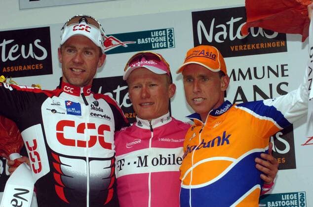 Siegerehrung Lüttich Bastogne Lüttich 2005: Alexander Vinokourov (Kasachstan T Mobile, Mitte) siegt vor Jens Voigt (Deutschland CSC, li.) und Michael Boogerd (Niederlande Rabobank) -  Radsport Herren Lüttich Bastogne Lüttich 2005, ProTour, Straßenradsport, Straße, Rad, Gruppe