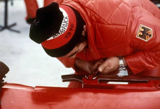 Kufenwechsel an einem BRD Bob Bobsport OS Winter Herren Olympische Winterspiele Innsbruck 1976, Olympia, Olympiade, Spiele, Bob, Zweierbob, Zweier, Vdia Einzelbild Igls
