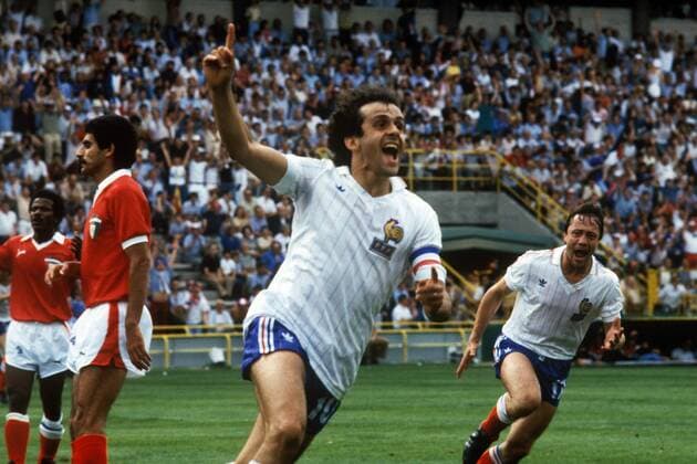 Freud und Leid - Michel Platini (Mitte) dreht nach seinem 2:0 mit Bernard Lacombe (beide Frankreich, re.) jubelnd ab, daneben Abdullah Mayoof (2.v.li.) und Mahboud Mubarak (beide Kuweit) enttäuscht Fußball WM Herren Weltmeisterschaft 1982, Nationalmannschaft, Nationalteam, Nationaltrikot, Länderspiel, Gruppe 4 Gruppe Valladolid Begeisterung, Freude