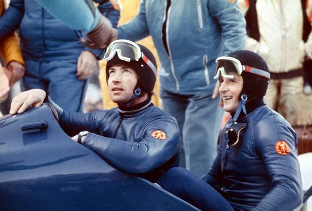 Pilot Meinhard Nehmer und Bernhard Germeshausen (DDR II) gut gelaunt Bobsport OS Winter Herren Olympische Winterspiele Innsbruck 1976, Olympia, Olympiade, Spiele, Bob, Zweierbob, Zweier, Vdia Gruppe Igls