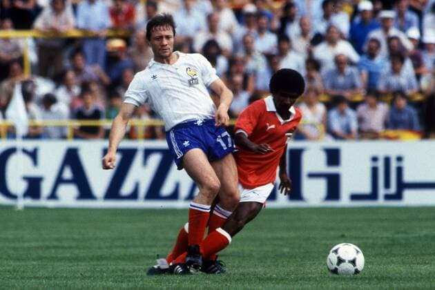 Bernard Lacombe (Frankreich, li.) wird von Saed Al Houti (Kuweit) gestoppt Fußball WM Herren Weltmeisterschaft 1982, Nationalmannschaft, Nationalteam, Nationaltrikot, Länderspiel, Gruppe 4 Gruppe Valladolid