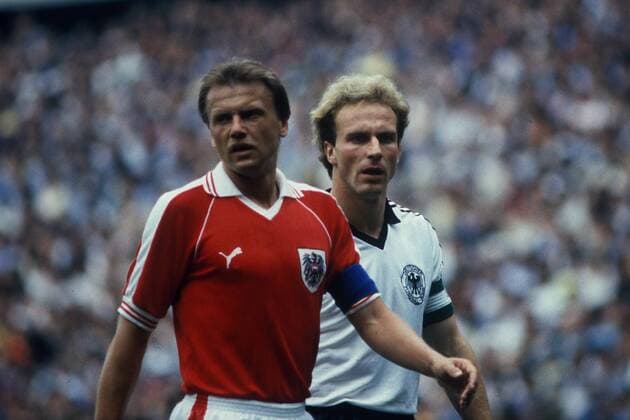 Erich Obermayer (Österreich, li.) und Karl Heinz Rummenigge (BR Deutschland) Fußball WM Herren Weltmeisterschaft 1982, Nationalmannschaft, Nationalteam, Nationaltrikot, Länderspiel, Gruppe 3 Gruppe Gijon