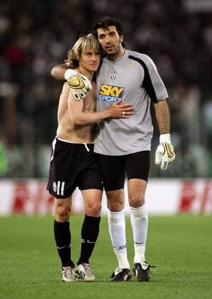 Pavel Nedved (li.) und Torwart Gianluigi Buffon (beide Juventus) zufrieden nach Spielschluß -  Fußball Herren Serie A 2004 2005, 1. Italienische Liga, Juventus Turin, Juve Gruppe Rom Harmonie, Freude, Kameradschaft,