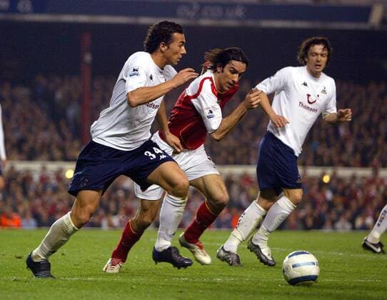 Stephen Kelly (Tottenham Hotspurs, li.) gegen Robert Pires (Arsenal) -  Fußball Herren English Premier League 2004 2005, 1. Englische Liga, Arsenal FC London - Tottenham Hotspurs 1:0 Gruppe London Dynamik,