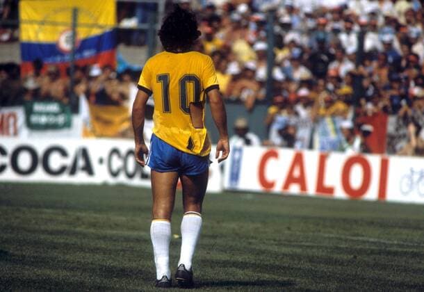 Zico (Brasilien) mit einem ordentlichem Arbeitsnachweis in Form eines zerrissenen Trikots Fußball WM Herren Weltmeisterschaft 1982, Länderspiel, Nationalmannschaft, Nationalteam, Nationaltrikot, Einzelbild Barcelona