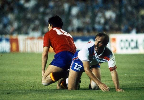 Mick Mills (re., England) und Carlos Alonso Santillana (Spanien) am Boden Fußball WM Herren Weltmeisterschaft 1982, Länderspiel, Nationalmannschaft, Nationalteam, Nationaltrikot Gruppe Madrid