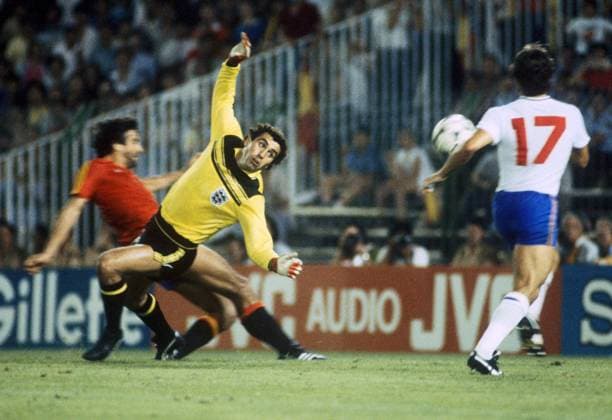 Torwart Peter Shilton (England) streckt sich vergeblich nach dem Ball Fußball WM Herren Weltmeisterschaft 1982, Länderspiel, Nationalmannschaft, Nationalteam, Nationaltrikot Gruppe Madrid Dynamik,