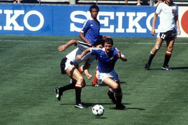 Bernard Lacombe (Frankreich) am Ball, dahinter Bruno Pezzey (Österreich) Fußball WM Herren Weltmeisterschaft 1982, Länderspiel, Nationalmannschaft, Nationalteam, Nationaltrikot Gruppe Madrid Dynamik,