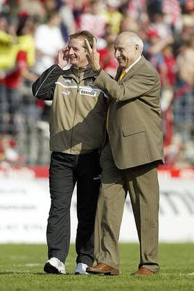 Präsident Dieter Krein (re.) und Trainer Petrik Sander (beide Cottbus) freuen sich über 3 Punkte Fußball 2. BL Herren Saison 2004 2005, FC Energie Cottbus Gruppe Cottbus Glück, Freude,