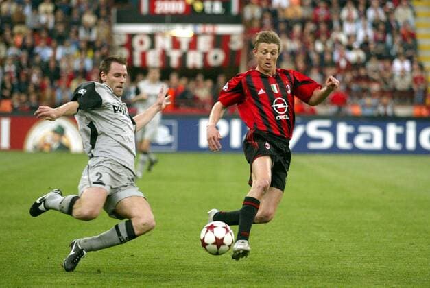 Andre Ooijer (Eindhoven, li.) gegen Jon Dahl Tomasson (Milan) Fußball EC 1 Herren Champions League 2004 2005, Halbfinale, AC Mailand - PSV Eindhoven 2:0 Gruppe Mailand Dynamik,