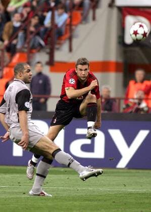 Andriy Shevchenko (Milan, re.) zieht ab gegen Alex (Eindhoven) Fußball EC 1 Herren Champions League 2004 2005, Halbfinale, AC Mailand - PSV Eindhoven 2:0 Gruppe Mailand Dynamik,