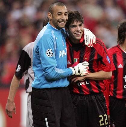 Torwart Heurelho Gomes (Eindhoven) umarmt Landsmann Kaka (Milan) Fußball EC 1 Herren Champions League 2004 2005, Halbfinale, AC Mailand - PSV Eindhoven 2:0, Vdig Gruppe Mailand Kameradschaft,