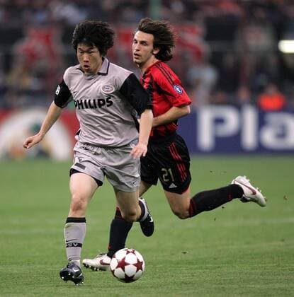 Ji Sung Park (Eindhoven, li.) gegen Andrea Pirlo (Milan) Fußball EC 1 Herren Champions League 2004 2005, Halbfinale, AC Mailand - PSV Eindhoven 2:0, Vdig Gruppe Mailand Dynamik,