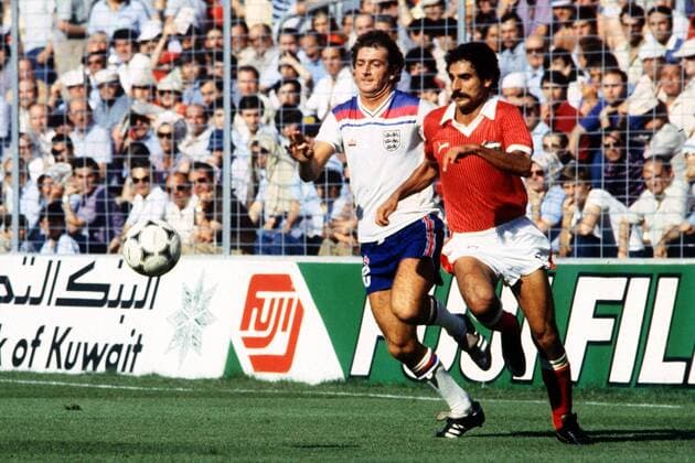 Trevor Francis (li., England) gegen Abdullah Mayoof (Kuwait) Fußball WM Herren Weltmeisterschaft 1982, Länderspiel, Nationalmannschaft, Nationalteam, Nationaltrikot, Gruppe Bilbao Dynamik,