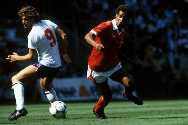 Fathi Kameel Marzouq (re., Kuwait) gegen Glenn Hoddle (England) Fußball WM Herren Weltmeisterschaft 1982, Länderspiel, Nationalmannschaft, Nationalteam, Nationaltrikot, Gruppe Bilbao Dynamik,