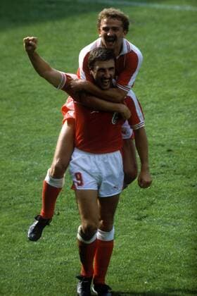 Hans Krankl (vorn) und Herbert Prohaska (beide Österreich) - Torjubel Fußball WM Herren Weltmeisterschaft 1982, Länderspiel, Nationalmannschaft, Nationalteam, Nationaltrikot, Gruppe Oviedo Begeisterung, Freude,