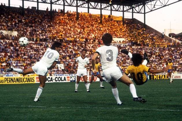 Zico (re., Brasilien) besorgt mit einem Fallrückzieher gegen Steve Sumner (li.) und Ricki Herbert (beide Neuseeland) die 1:0 Führung Fußball WM Herren Weltmeisterschaft 1982, Länderspiel, Nationalmannschaft, Nationalteam, Nationaltrikot Gruppe Sevilla Dynamik,