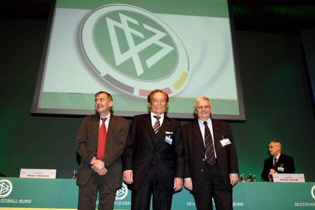 DFL Präsident Werner Hackmann (li.) posiert gut gelaunt mit den DFB Präsidenten Gerhard Mayer Vorfelder (Mitte) und Theo Zwanziger (alle Deutschland) vor dem Logo des DFB Fußball Herren Außerordentlicher DFB Bundestag 2005, Deutscher Fußballbund, Versammlung, Konferenz, Tagung, Vdig Gruppe Mainz