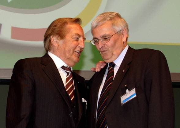 Die DFB Präsidenten Theo Zwanziger (re.) und Gerhard Mayer Vorfelder (beide Deutschland) während des DFB Bundestages im Gespräch Fußball Herren Außerordentlicher DFB Bundestag 2005, Deutscher Fußballbund, Versammlung, Konferenz, Tagung, Vdig Gruppe Mainz