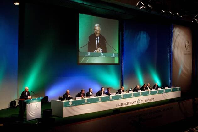 DFB Präsident Theo Zwanziger (Deutschland, li.) hält während des außerordentlichen DFB Bundestages 2005 eine Rede, während die anderen Funktionäre zuhören Fußball Herren Außerordentlicher DFB Bundestag 2005, Deutscher Fußballbund, Versammlung, Konferenz, Tagung, Vdig Totale Mainz