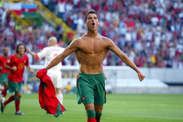 Cristiano Ronaldo (Portugal) - sexy Torjubel mit nacktem Oberkörper Fußball EM Herren EURO 2004, Europameisterschaft, Länderspiel, Nationalmannschaft, Nationalteam, Halbfinale, Einzelbild muskulös Lissabon Freude, Begeisterung,