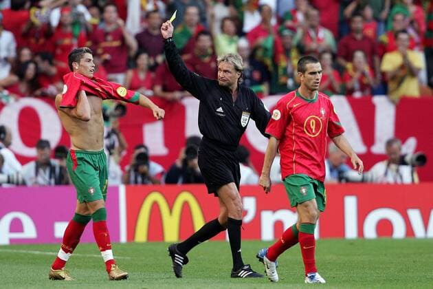 FIFA Schiedsrichter Anders Frisk (Schweden) bedauert fast, dass er Cristiano Ronaldo (li.) wegen Trikotausziehens die gelbe Karte zeigen muss, auch Pauleta (beide Portugal) frustriert diese Entscheidung Fußball EM Herren EURO 2004, Europameisterschaft, Länderspiel, Nationalmannschaft, Nationalteam, Halbfinale, Gruppe Trikot, ausziehen, Jubel, jubeln, Torjubel Lissabon