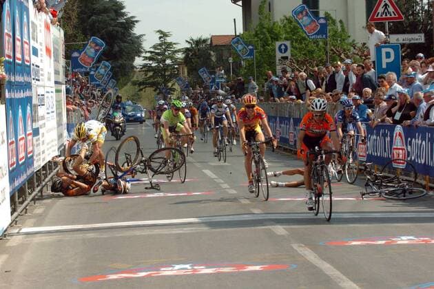 Sturz auf der Zielgeraden beim GP von Larciano (Serie 2 3) -  Radsport Herren GP Larciano 2005, Straßenradsport, Straße, Rad Totale