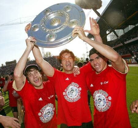 Michael Ballack (Mitte), Torsten Frings (li.) und Lucio (alle Bayern) stemmen die Meisterschale Fußball 1. BL Herren Saison 2004 2005, FC Bayern München Gruppe Kaiserslautern Begeisterung, Freude,