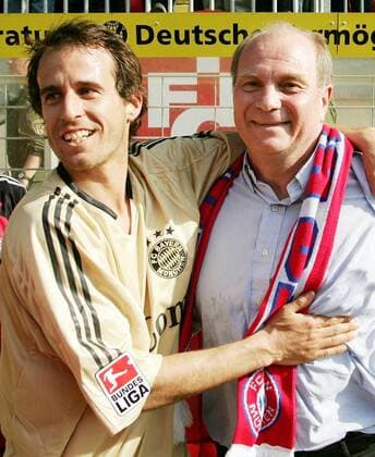 Mehmet Scholl (li.) und Manager Uli Hoeneß (beide Bayern) feiern die Deutsche Meisterschaft Fußball 1. BL Herren Saison 2004 2005, FC Bayern München, Deutscher Meister, Meisterfeier, Feier Gruppe Kaiserslautern Harmonie Freude,