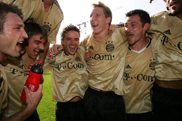 Fußball, FC Bayern München, Deutscher Meister 2005 Der FC Bayern München feiert den Gewinn der deutschen Meisterschaft 2004 2005, v. li.: Robert Kovac, Sebastian Deisler, Owen Hargreaves, Bastian Schweinsteiger und Willy Sagnol Fußball 1. BL Herren Saison 2004 2005, FC Bayern München, Meisterfeier, Feier, Deutsche Meisterschaft, Deutscher Meister Gruppe Kaiserslautern Freude, Begeisterung,