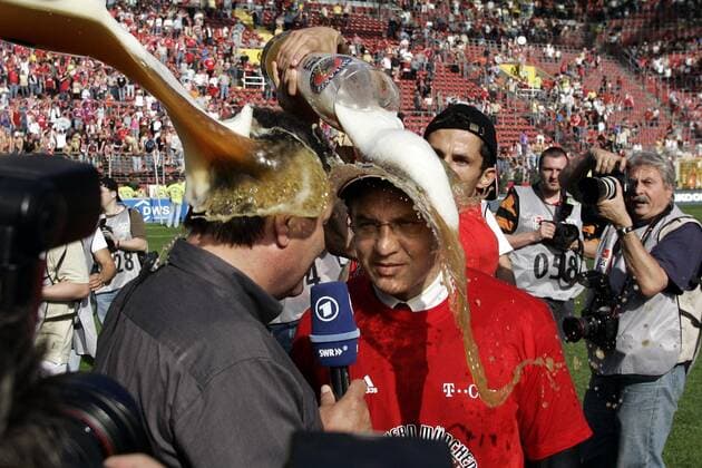 Fußball, FC Bayern München, Deutscher Meister 2005 Trainer Felix Magath (Bayern, re.) und ARD Reporter Waldemar Hartmann bekommen eine gewaltige Bierdusche verpasst Fußball 1. BL Herren Saison 2004 2005, FC Bayern München, Feier, Meisterfeier, Deutscher Meister Gruppe Weißbier Kaiserslautern