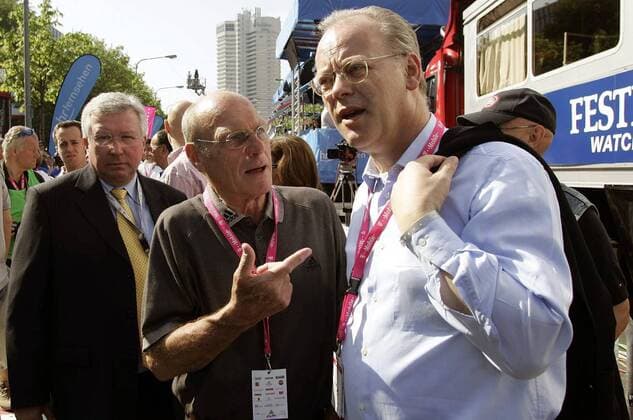 BDR Präsident Rudolf Scharping (re.) im Gespräch mit Rennleiter Rudi Altig (Mitte), im Hintergrund Veranstalter Bernd Moos Achenbach Radsport Herren Rund um den Henninger Turm 2005, Straßenradsport, Straße, Rad Gruppe Frankfurt M.