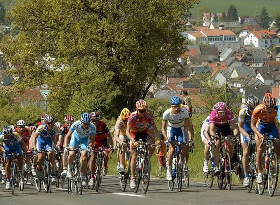 Das Peloton schleppt sich einen Anstieg hinauf Radsport Herren Rund um den Henninger Turm 2005, Straßenradsport, Straße, Rad Totale Frankfurt M.