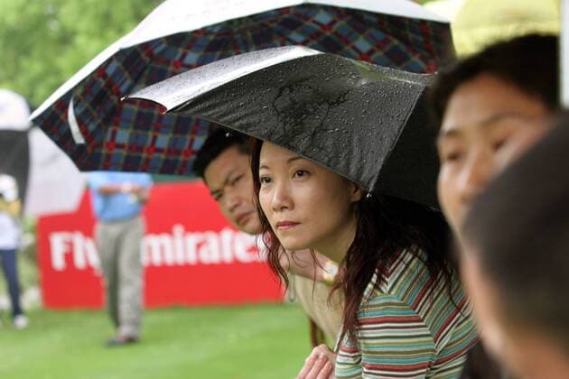 Golffans harren trotz schlechtem Wetters aus Golf Herren BMW Asian Open 2005, PGA European Tour, Golfen Gruppe IMCpau3789916 Shanghai