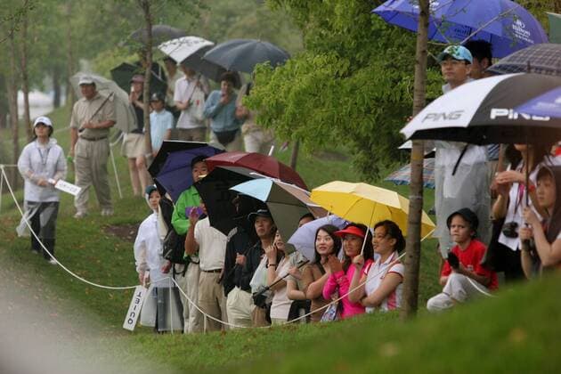 Golffans harren trotz schlechtem Wetters aus Golf Herren BMW Asian Open 2005, PGA European Tour, Golfen Totale IMCpau3789917 Shanghai