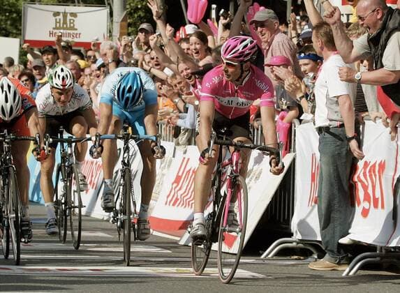Erik Zabel (Deutschland T Mobile) entscheidet den Zielsprint bei Rund um den Henninger Turm für sich Radsport Herren Rund um den Henninger Turm 2005, Straßenradsport, Straße, Rad Gruppe Frankfurt M.