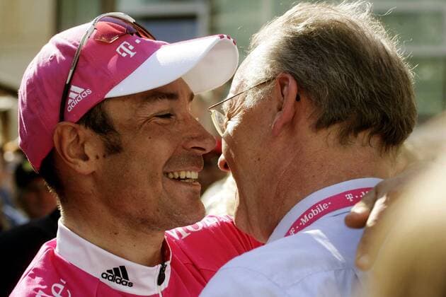 Eric Zabel (T Mobile) umarmt nach seinem Sieg bei Rund um den Henninger Turm BDR Präsident Rudolf Scharping (beide Deutschland) Radsport Herren Rund um den Henninger Turm 2005, Straßenradsport, Straße, Rad Gruppe Frankfurt M. Glück, Harmonie Freude,