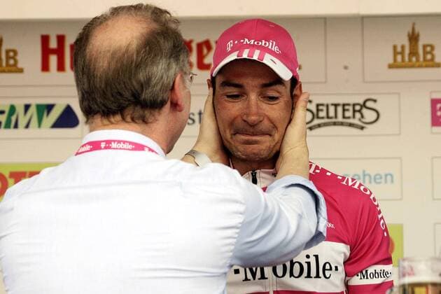 Eric Zabel (T Mobile) nimmt nach seinem Sieg bei Rund um den Henninger Turm die Glückwünsche von BDR Präsident Scharping (beide Deutschland) gerührt entgegen Radsport Herren Rund um den Henninger Turm 2005, Straßenradsport, Straße, Rad Gruppe Frankfurt M. Freude,