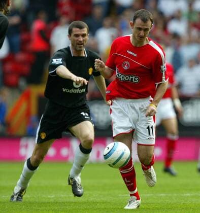 Francis Jeffers (Charlton) vor Keane (Manchester United) am Ball -  Fußball Herren English Premier League 2004 2005, 1. Englische Liga, Charlton Athletic - Manchester United 0:4, ManU Gruppe Charlton Dynamik,