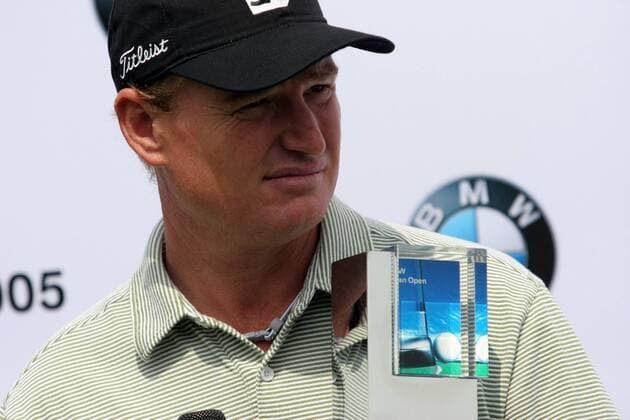 Ernie Els (Südafrika) mit dem Siegerpokal der BMW Asian Open 2005 -  Golf Herren BMW Asian Open 2005, Golfen, PGA European Tour, Vdig Einzelbild IMCpau3800907 Shanghai Skepsis,