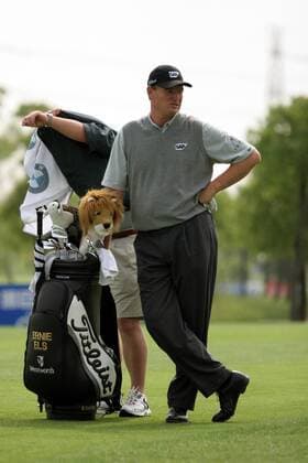 Ernie Els (Südafrika) mit seiner Schlägertasche, aus der seine Glücksbringer heraus schauen -  Golf Herren BMW Asian Open 2005, PGA European Tour, Golfen Gruppe IMCpau3800620 Shanghai Nachdenklichkeit