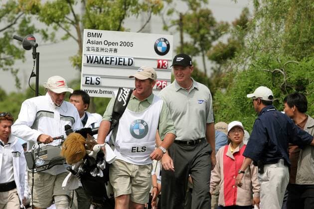 Ernie Els (Südafrika, re.) mit seinem Caddie Ricci Roberts -  Golf Herren BMW Asian Open 2005, PGA European Tour, Golfen Gruppe IMCpau3800806 Shanghai