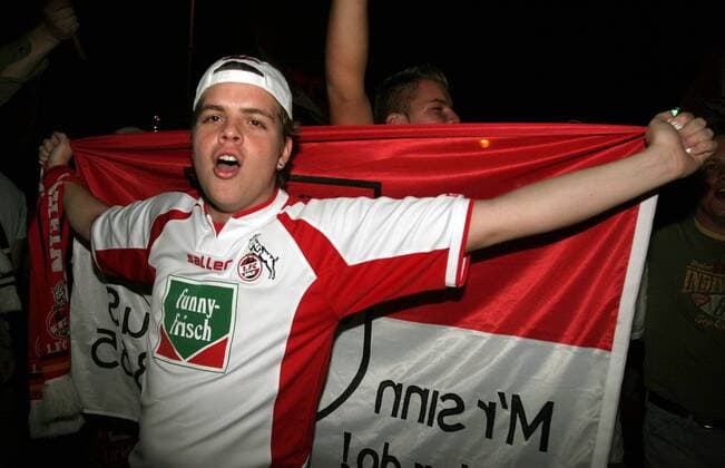 Köln Fan mit Fanfahne feiert den Aufstieg seines Teams Fußball 2. BL Herren Saison 2004 2005, 1. FC Köln Einzelbild Köln Freude, Begeisterung,