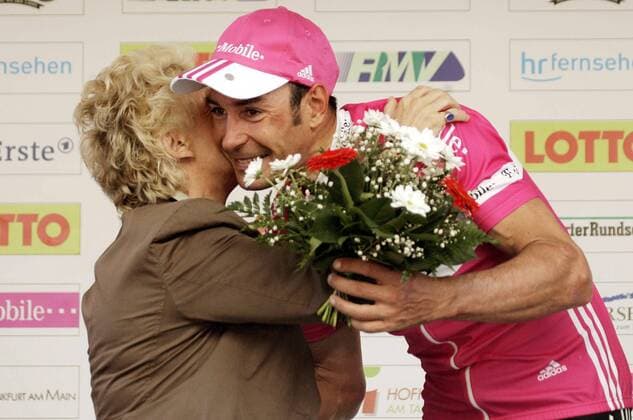 Erik Zabel (T Mobil, re.) nimmt nach seinem Sieg im Rennen Rund um den Henninger Turm 2005 Glückwünsche und Blumen von Frankfurts Oberbürgermeisterin Petra Roth (CDU beide Deutschland) entgegen Radsport Herren Rund um den Henninger Turm 2005, Straßenradsport, Straße, Rad Gruppe Frankfurt M., Politiker, Politikerin Freude,