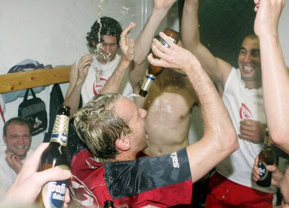 Sebastian Schindzielorz (Köln) verordnet sich selbst eine Bierdusche Fußball 2. BL Herren Saison 2004 2005, 1. FC Köln, Aufstiegsfeier, Aufstieg, Aufsteiger, Feier, feiern, Kabinenfeier Gruppe Kabine, Umkleide, Umkleidekabine Aue Begeisterung, Freude,