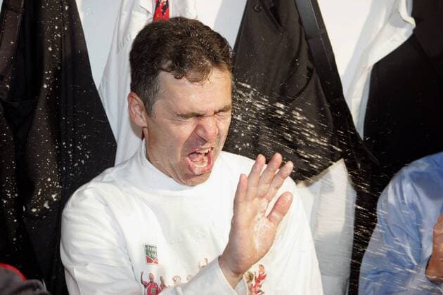 Manager Andreas Rettig (Köln) bekommt eine Ladung Bier ins Gesicht Fußball 2. BL Herren Saison 2004 2005, 1. FC Köln, Aufstiegsfeier, Aufstieg, Aufsteiger, Feier, feiern, Kabinenfeier Einzelbild Kabine, Umkleide, Umkleidekabine Aue