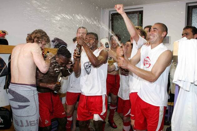 Der 1. FC Köln feiert seinen Wiederaufstieg feuchtfröhlich in der Kabine, u. a. mit Fabio Bilica (re.) und Andrew Sinkala (Mitte) Fußball 2. BL Herren Saison 2004 2005, 1. FC Köln, Aufstiegsfeier, Aufstieg, Aufsteiger, Feier, feiern, Kabinenfeier Gruppe Kabine, Umkleide, Umkleidekabine Aue Begeisterung, Freude,