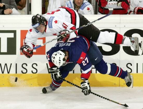 Rick Nash (Kanada) fällt auf Miha Rebolj (Slowenien) Eishockey WM Herren IIHF Weltmeisterschaft 2005, Gruppe B, Länderspiel, Nationalmannschaft, Nationaltrikot Gruppe Innsbruck Dynamik, Kampf,