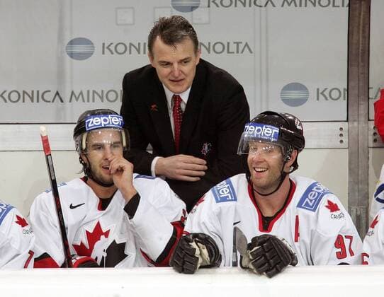 Trainer Marc Habscheid im Gespräch mit seinen Schützlingen Simon Gagne (li.) und Joe Thornton (alle Kanada) Eishockey WM Herren Weltmeisterschaft 2004 2005, Gruppe B, Länderspiel, Nationalmannschaft, Nationalteam, Nationaltrikot Gruppe Innsbruck Freude,