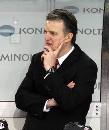 Trainer Marc Habscheid (Kanada) nachdenklich Eishockey WM Herren Weltmeisterschaft 2004 2005, Gruppe B, Länderspiel, Nationalmannschaft, Nationalteam, Nationaltrikot Einzelbild Innsbruck Nachdenklichkeit,